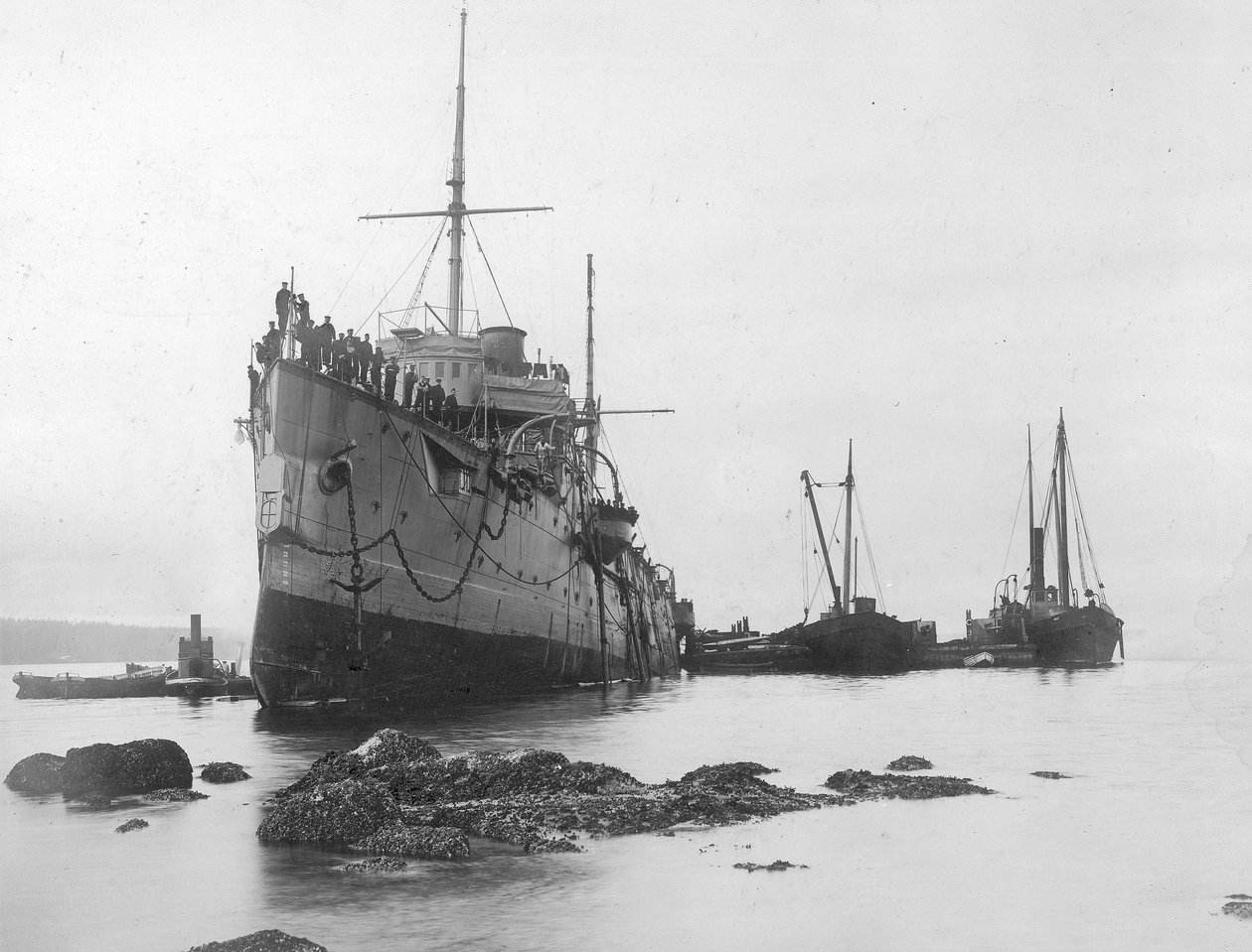 HMS Flora Run Aground 1903 (s/v foto) av A. Edward Jones and Co.
