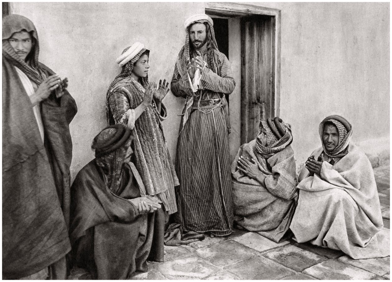 En mullah som lärde ut en bön till en ung man, Irak, 1925. av A. Kerim