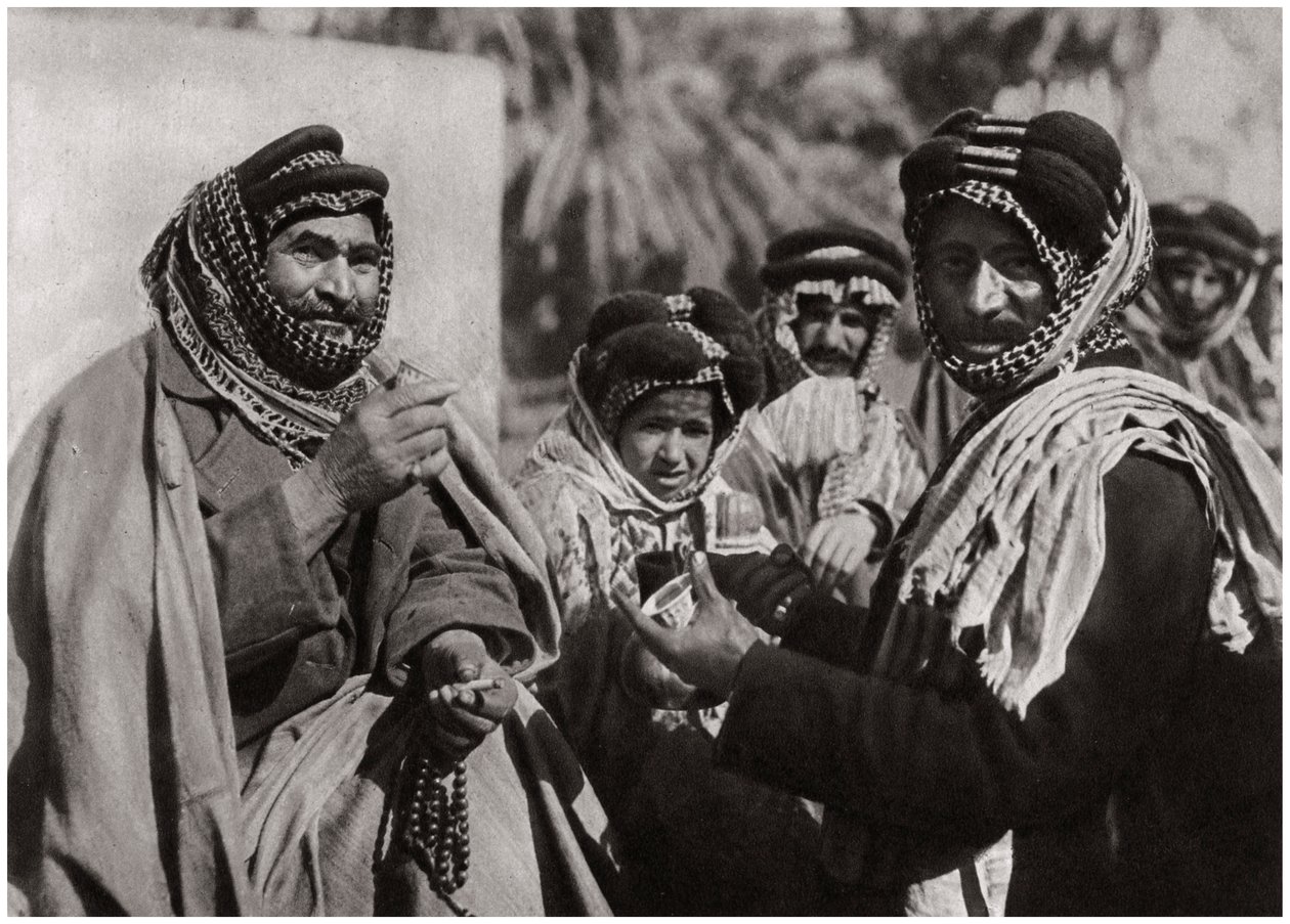 En sheikh som njuter av det berömda arabiska kaffet, Irak, 1925 av A. Kerim
