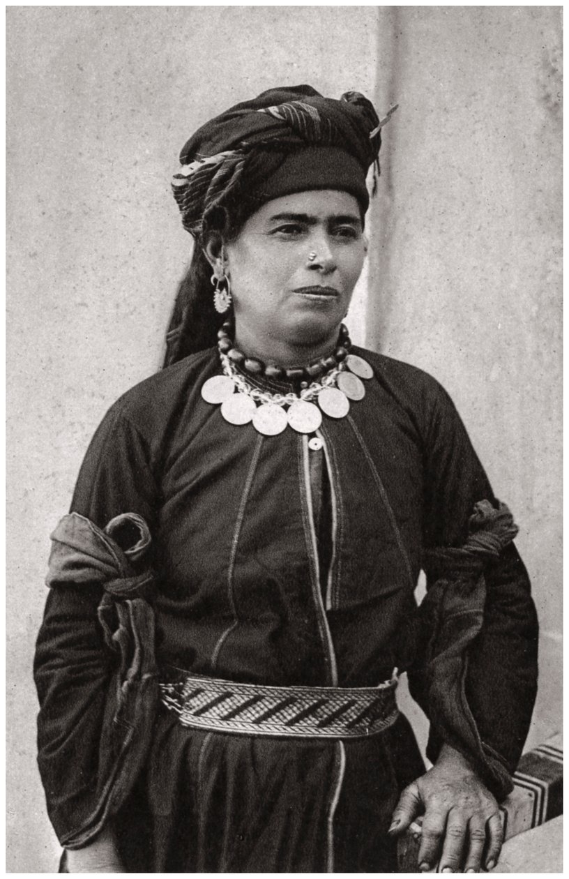 Kurdisk dam i sin bästa kostym, Irak, 1925 av A. Kerim