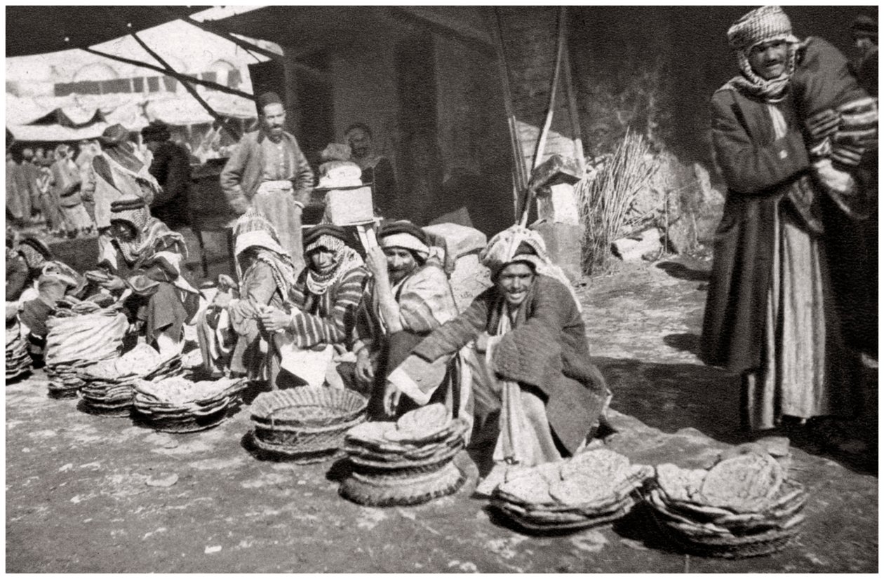 Suq El Khubur, en inhemsk brödmarknad, Bagdad, Irak, 1925. av A. Kerim