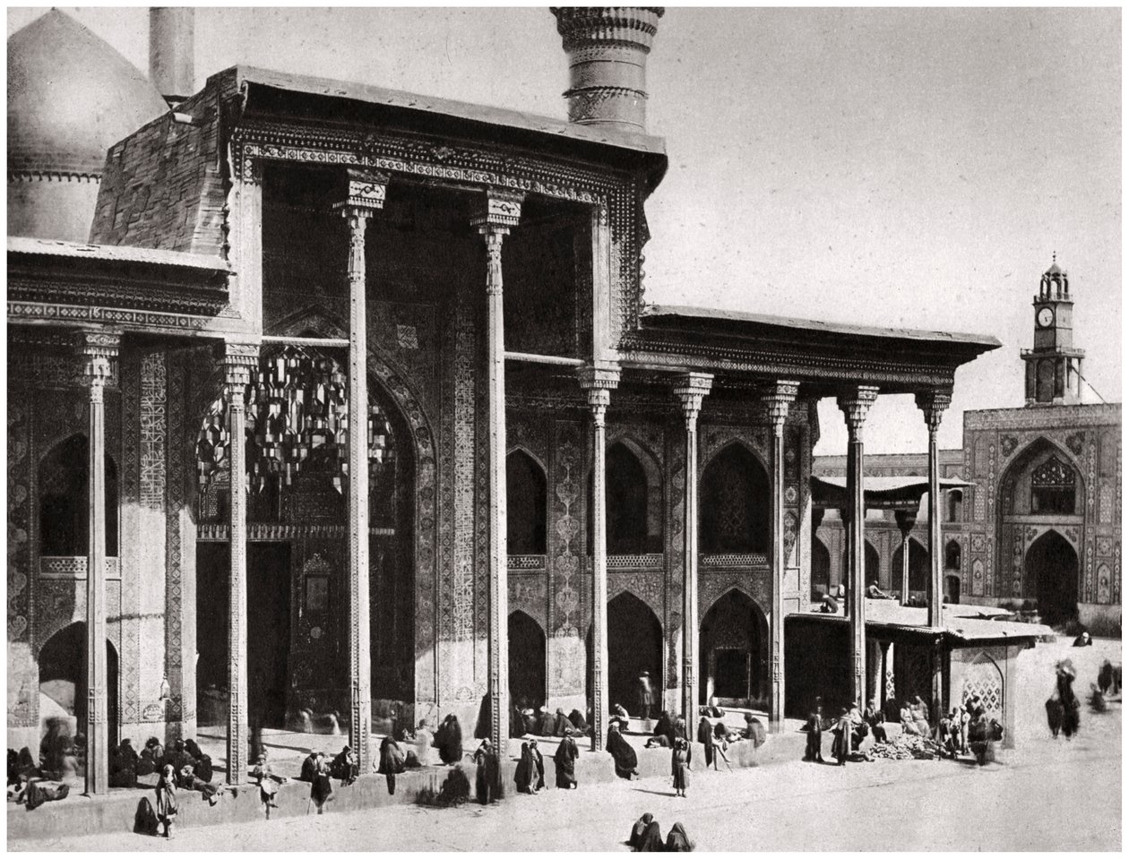 Ingångsporten till Kadimain-moskén som leder till imam Moosa Al Kadims grav, 1925 av A. Kerim
