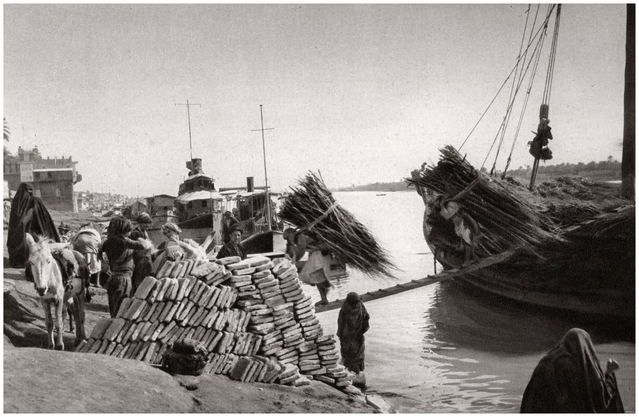 Lossning av last från en båt, Muhaila, Bagdad, Irak, 1925. av A. Kerim