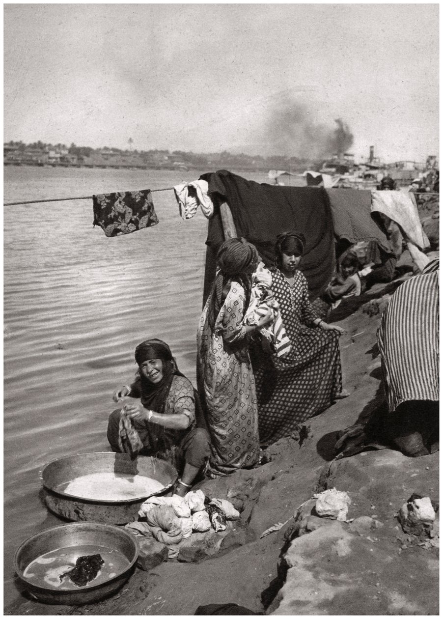 Tvättkvinnor på stranden av Tigris, Bagdad, Irak, 1925 av A. Kerim