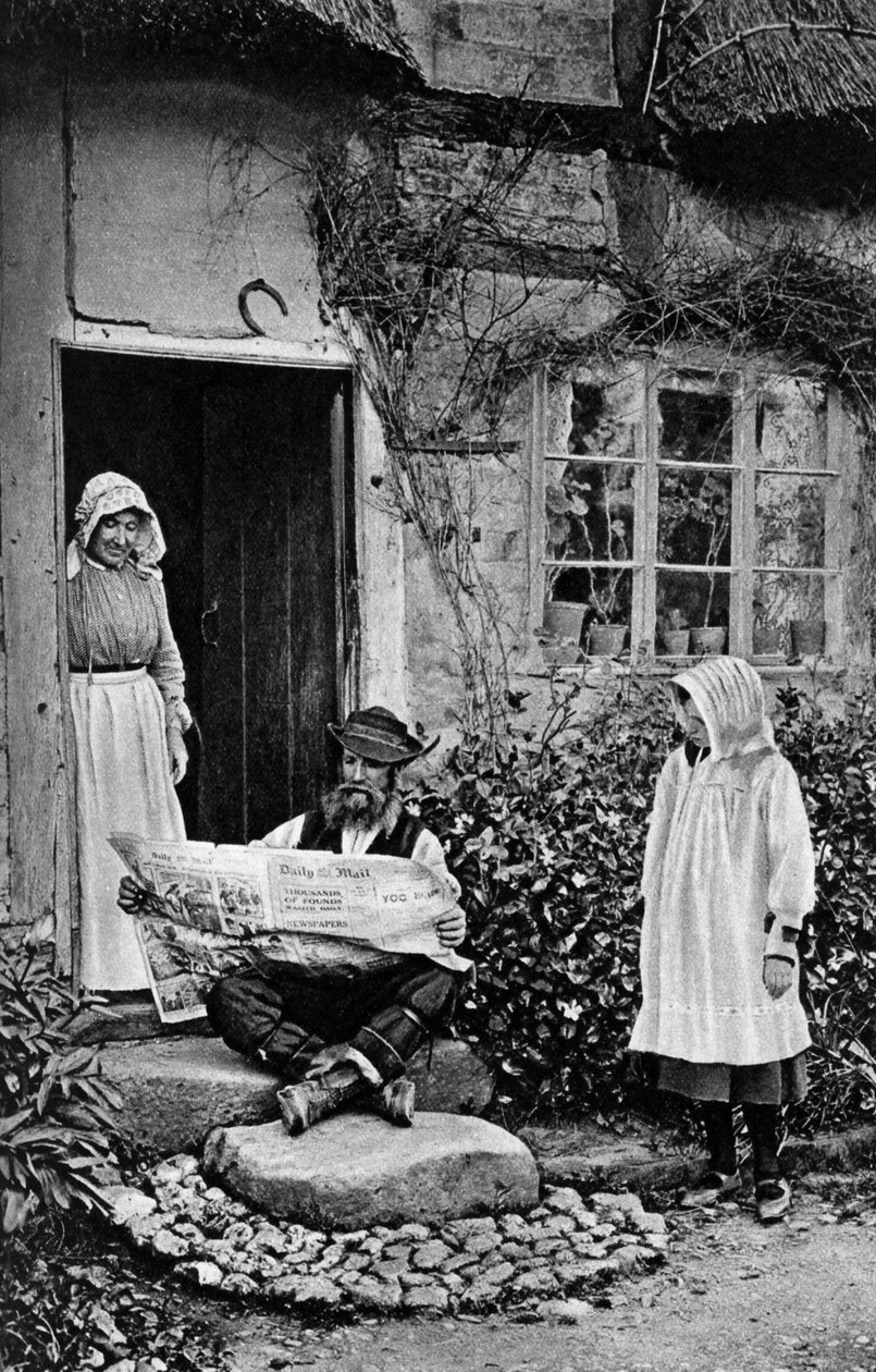 En man som läser The Daily Mail, Shropshire, c1922 av A. W. Cutler