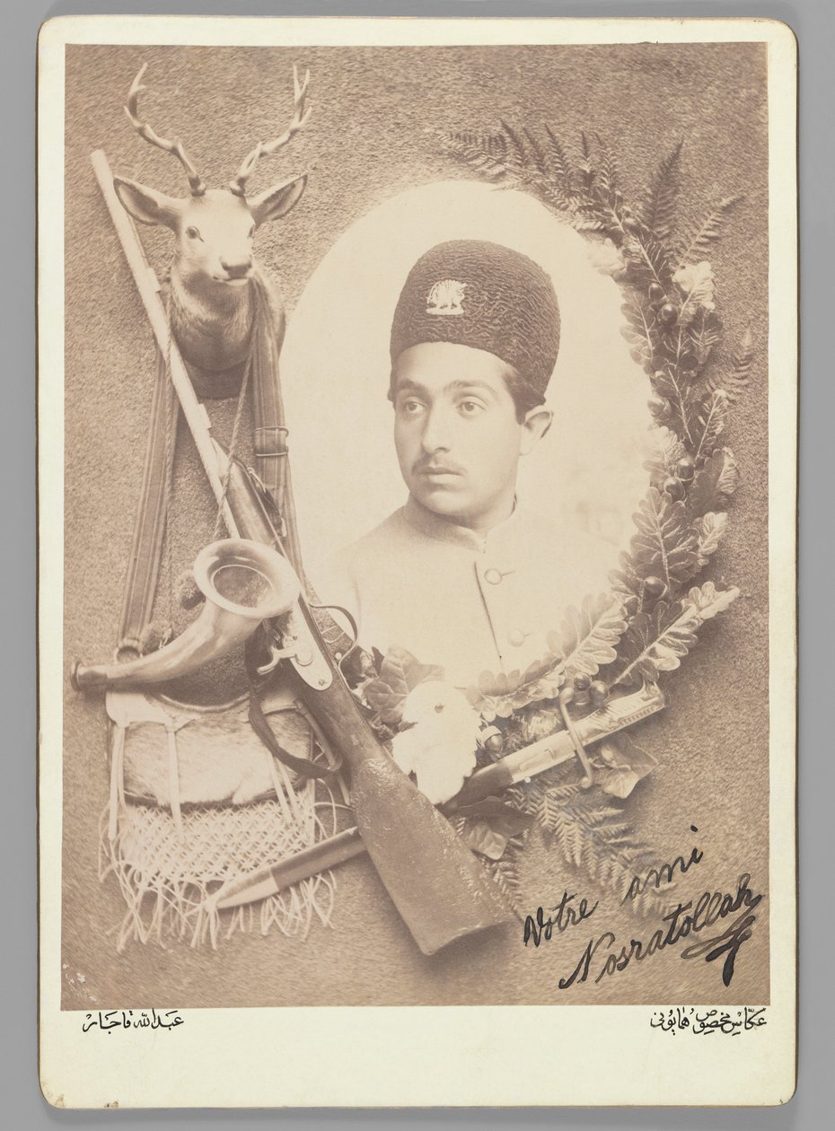 Officiellt kungligt porträtt av prins Nosratollah, 1899 (silveralbumfoto) av Abdullah Qajar