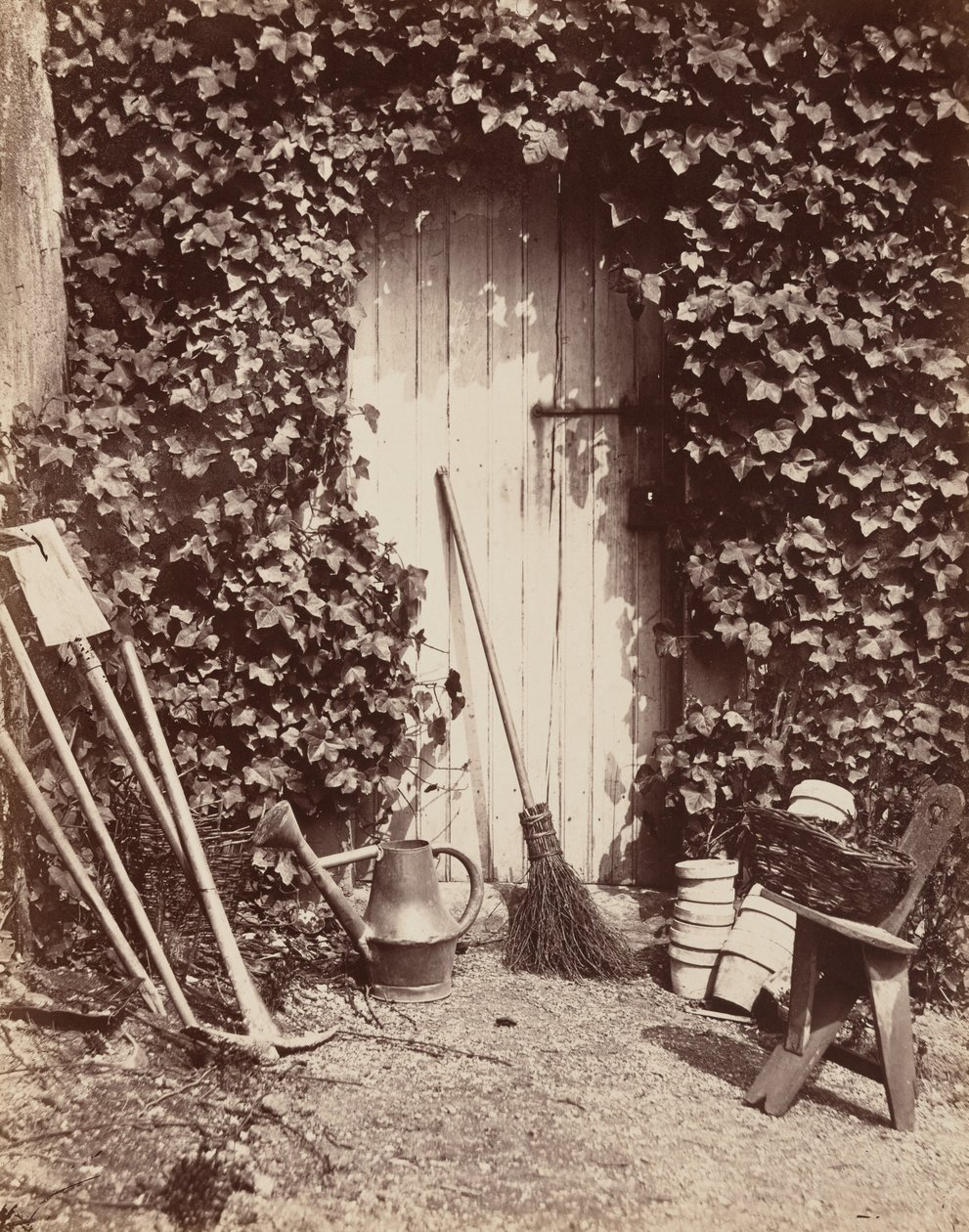 Porte de ferme de Marlotte (Dörr med trädgårdsredskap),ca 1860 (foto) 1860 (foto) av Abel Briquet
