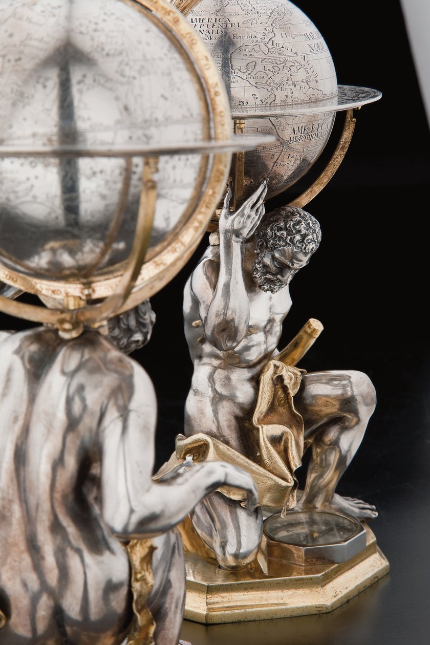 Två exceptionella jord- och himlaklot, med stöd av Hercules och Atlas, Augsburg av Abraham Drentwett