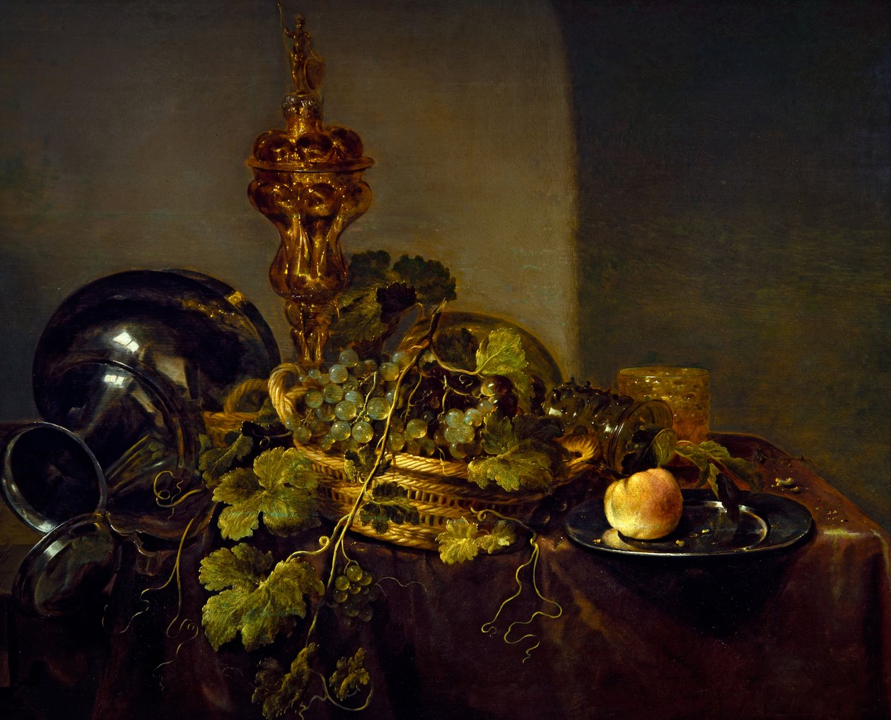 Stilleben med en korg med vindruvor och en guldkopp av Abraham Hendricksz van Beyeren