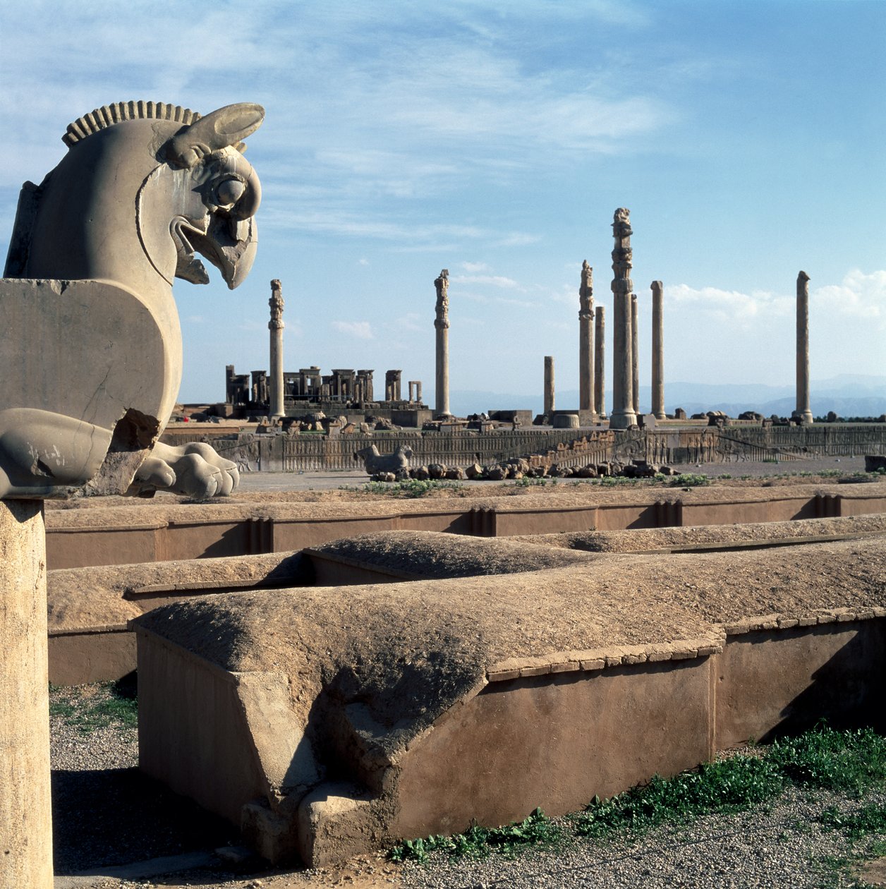 Utsikt över Apadanas norra portik med Tachara i bakgrunden, från ingången till Sapahan Spoy (Soldier Road) av Achaemenid
