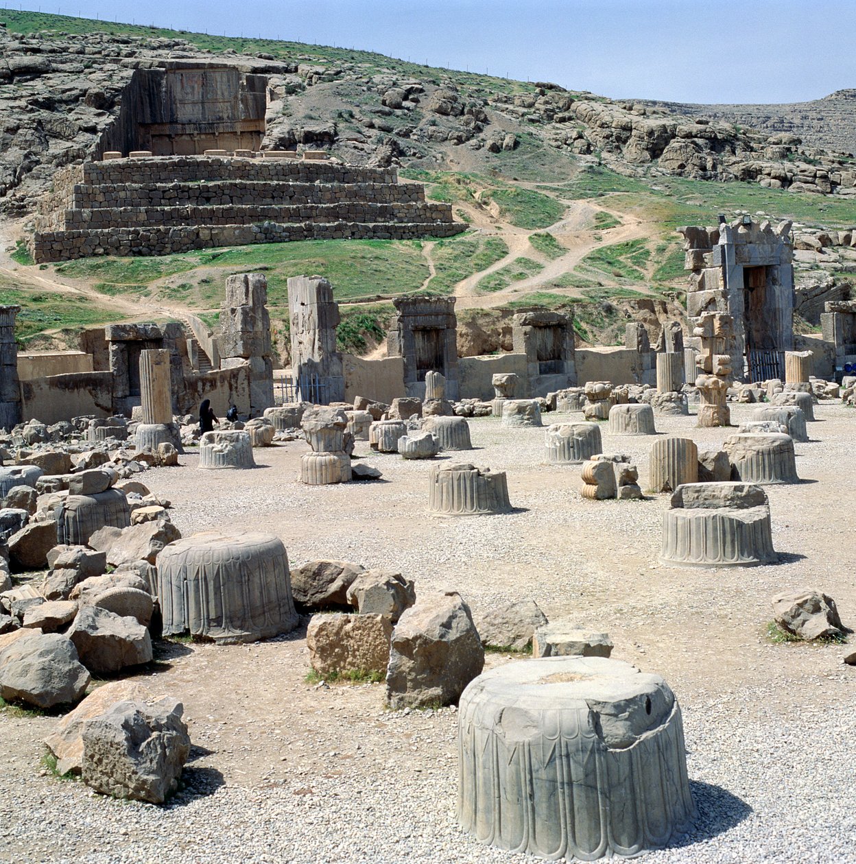 Hundrakolonner sal med graven av antingen Artaxerxes II eller Artaxerxes III i bakgrunden av Achaemenid