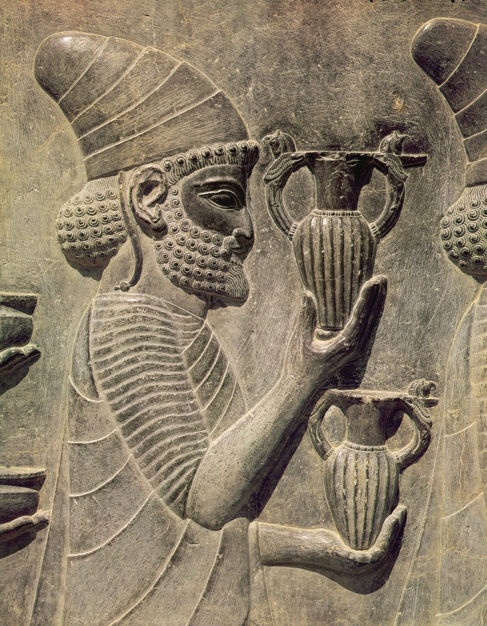 Fenicier bär två vaser som offer, detalj av relieffrisen på den östra trappan till Apadana, Achaemenian period, c.515 f.Kr. av Achaemenid