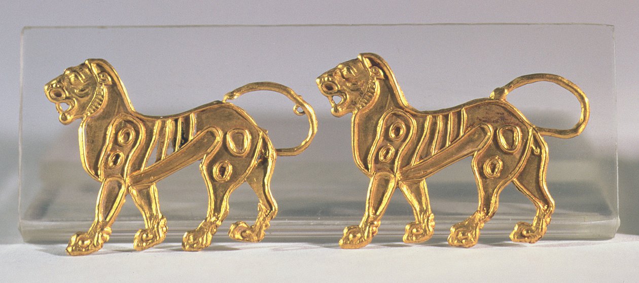 Två lejonsekvenser som syddes på ceremoniella dräkter, från Hamadan, ca 400-talet f.Kr. (guld) av Achaemenid