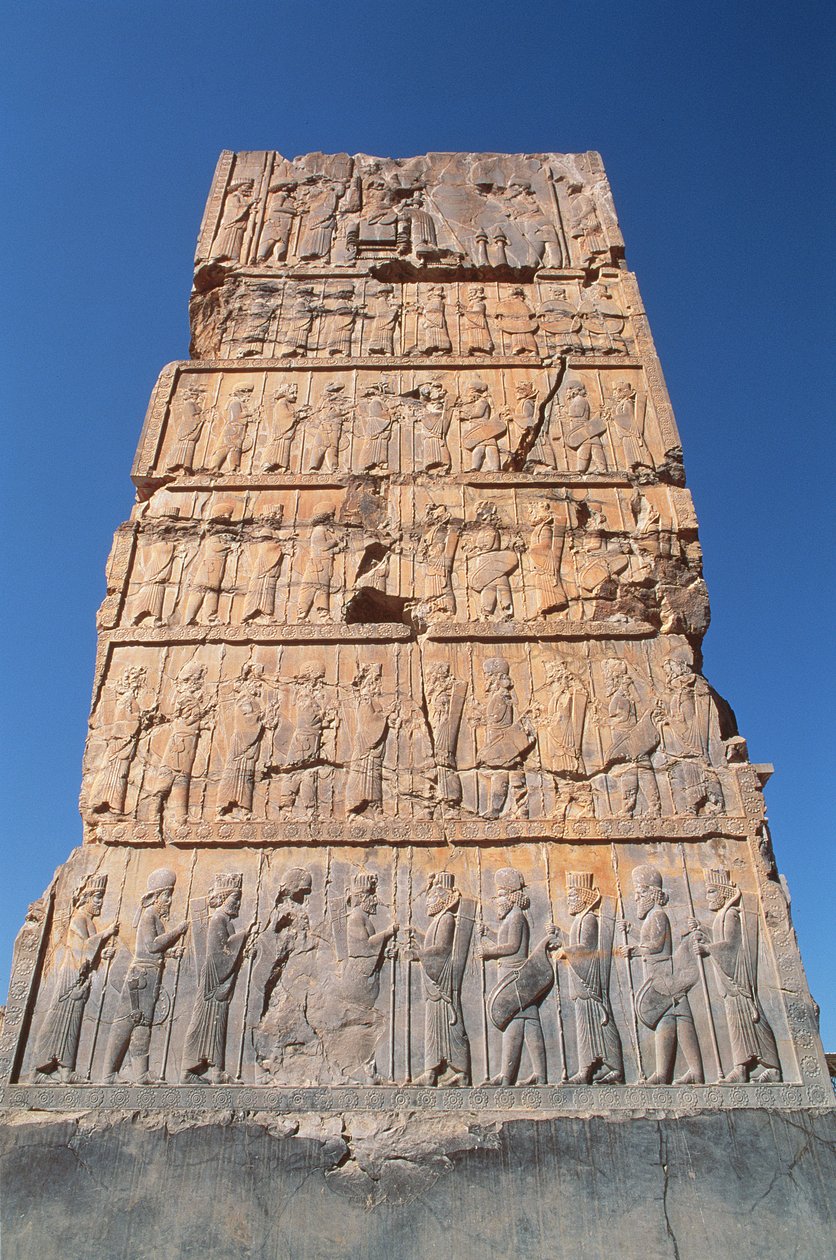 Västra ingången till Hundred Column Hall, som visar rader av dignitärer som stöder kungen överst av Achaemenid