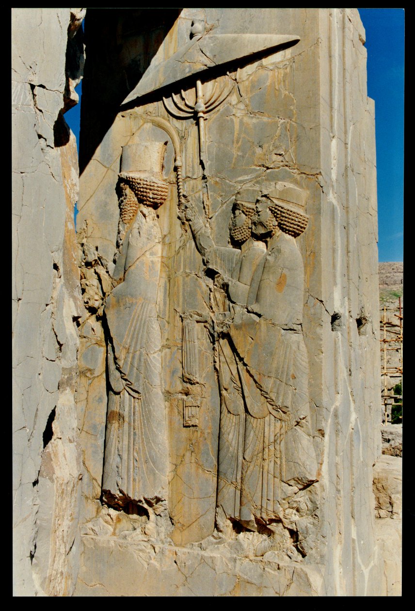 Xerxes (ca 519-465 f.Kr.) och hans skötare som går in i eller lämnar palatset, relief från Hadish (Xerxes privata palats), ca 480-70 f.Kr. av Achaemenid