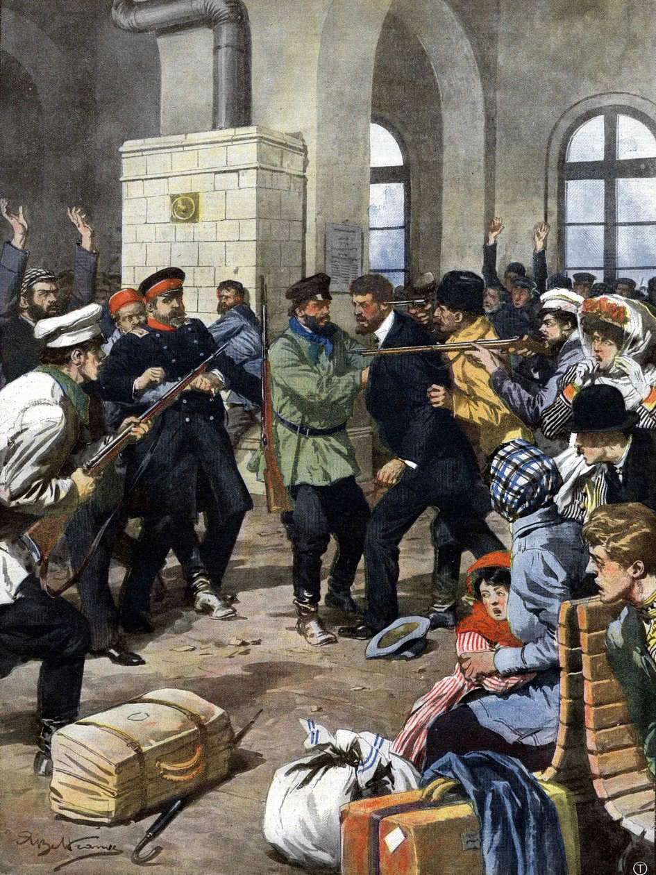 Passagerare attackerades på en järnvägsstation i Europa av rånare och rånades i väntrummet. Ill. de Beltrame. La Domenica del Corriere. 07/1909. av Achille Beltrame