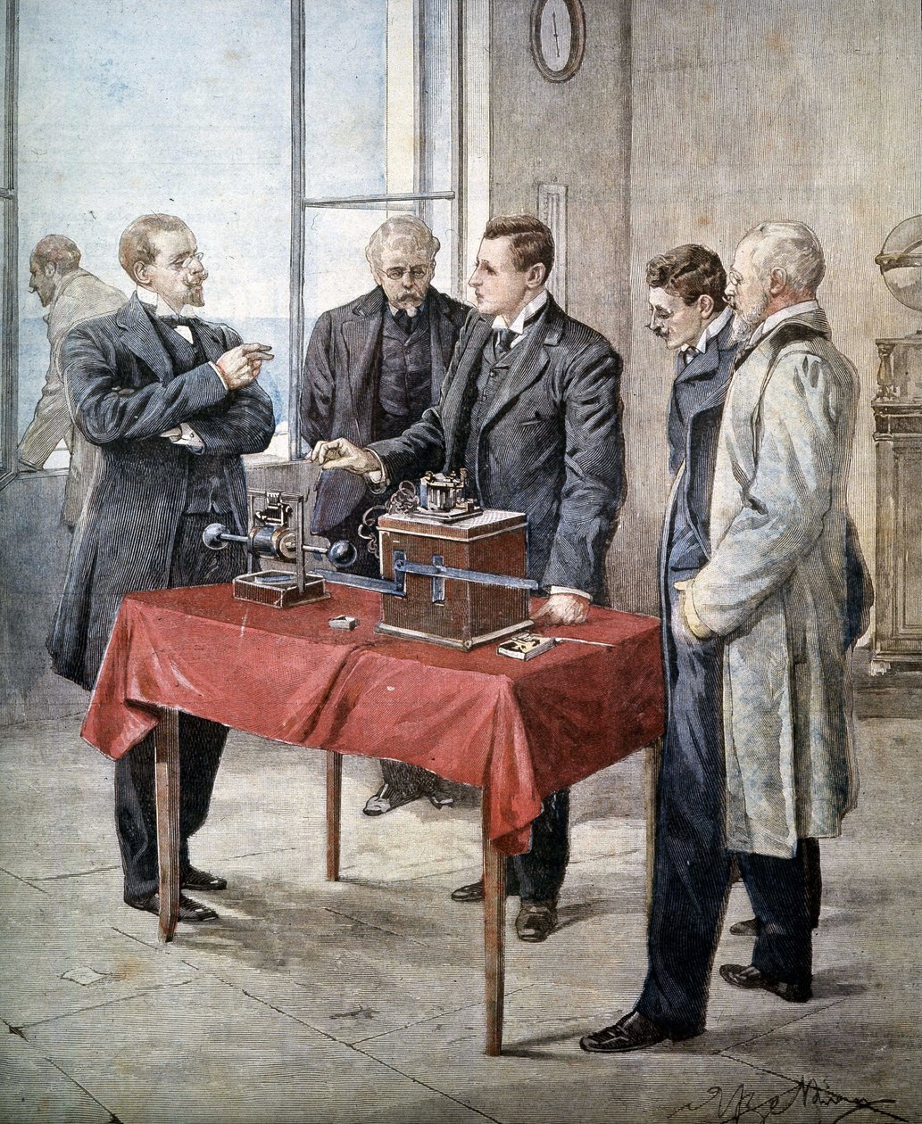 Erfarenheterna av Guglielmo Marconi (1874 - 1937) 1899: Trådlös telegrafi över kanalen. Illustration av Achille Beltrame i ""Domenica del Corriere"". av Achille Beltrame