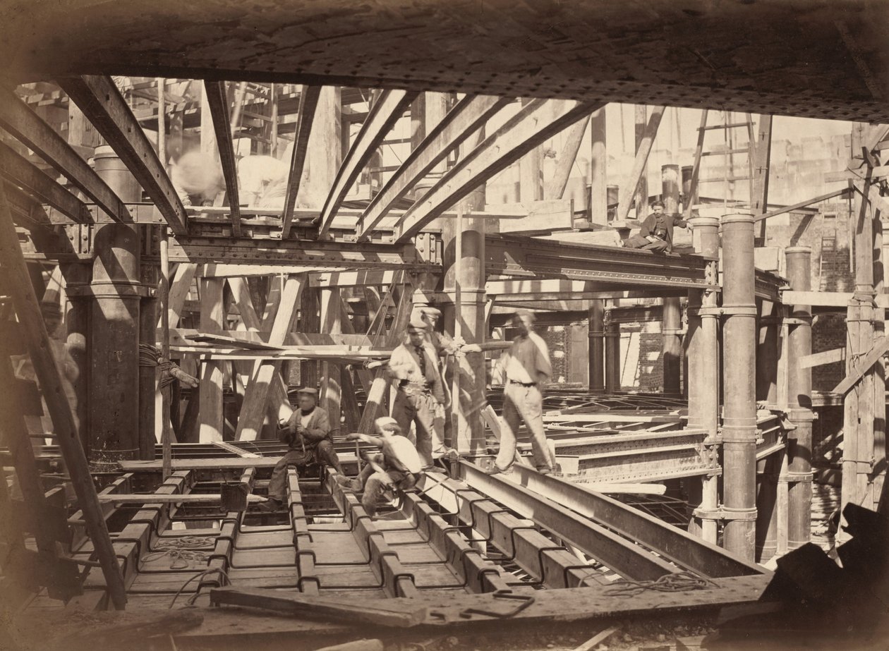 Arbetare på balkar till Auditorium, Nya Parisoperan,ca. 1867 (foto) av Achille Delmaet