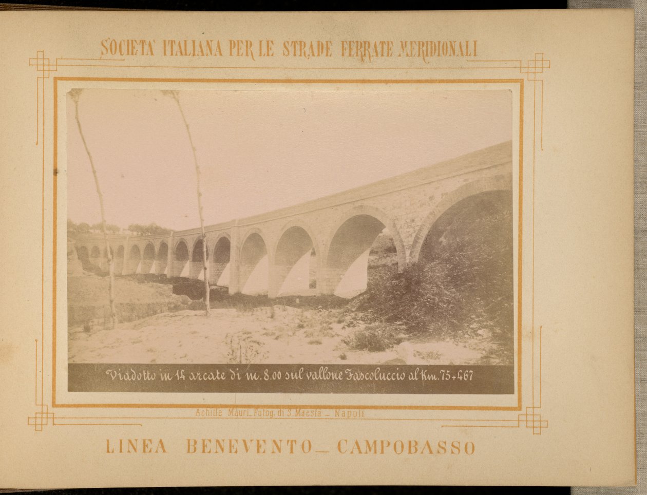Viadukt med 14 bågar på 8,00 meter över Fascoluccioklyftan vid kilometer 75 + 467 av Achille Mauri
