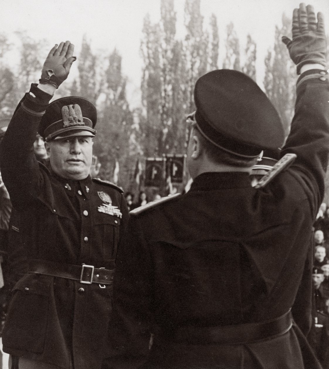 Benito Mussolini hedrar en fascistisk tjänsteman med en hälsning (s/v foto) av Achille Villani
