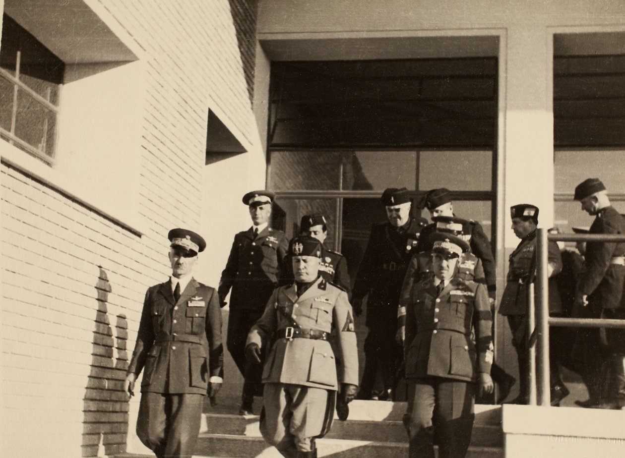 Invigning av byggnaderna på den kungliga flygplatsen "Fausto Pesci" i Bologna, byggd av företaget Mauro Toschi fu Ulisse, i närvaro av hertigen Benito Mussolini, 24/10/1936 (s/v foto) av Achille Villani