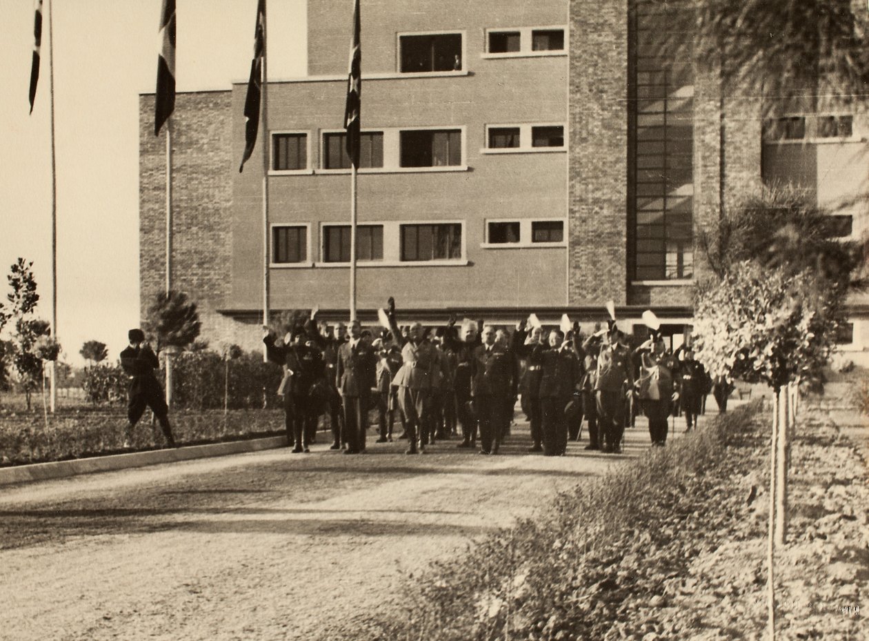 Invigning av byggnaderna på den kungliga flygplatsen "Fausto Pesci" i Bologna, byggd av företaget Mauro Toschi fu Ulisse, i närvaro av hertigen Benito Mussolini, 24/10/1936 (s/v foto) av Achille Villani