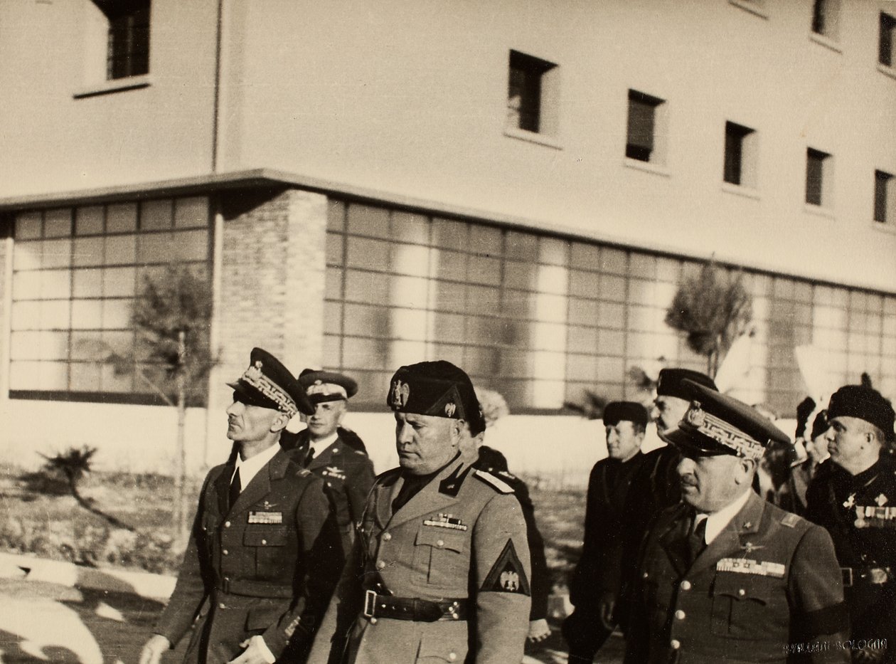 Invigning av byggnaderna på den kungliga flygplatsen "Fausto Pesci" i Bologna, byggd av företaget Mauro Toschi fu Ulisse, i närvaro av hertigen Benito Mussolini, 24/10/1936 (s/v foto) av Achille Villani