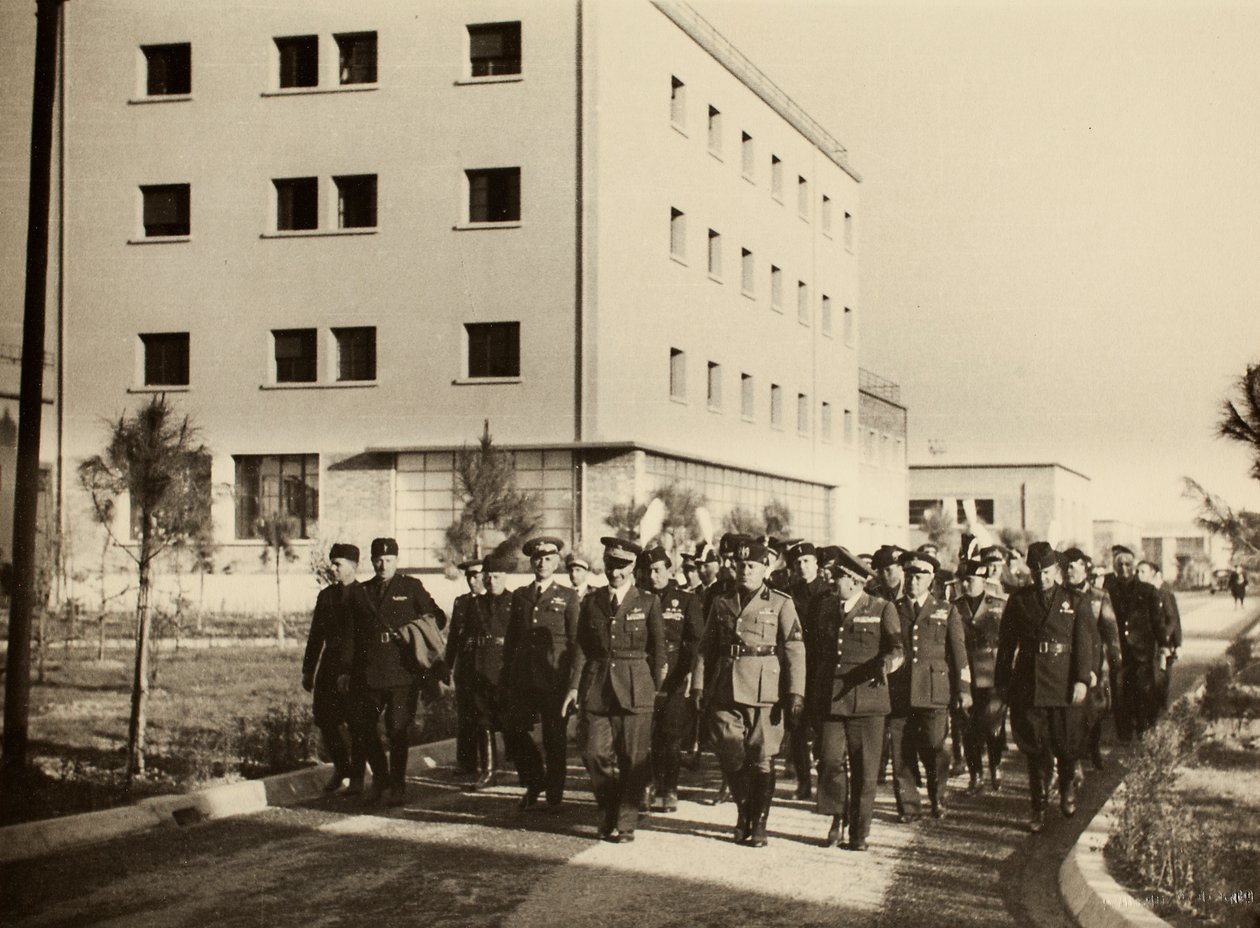 Invigning av byggnaderna på den kungliga flygplatsen "Fausto Pesci" i Bologna, byggd av företaget Mauro Toschi fu Ulisse, i närvaro av hertigen Benito Mussolini, 24/10/1936 (s/v foto) av Achille Villani