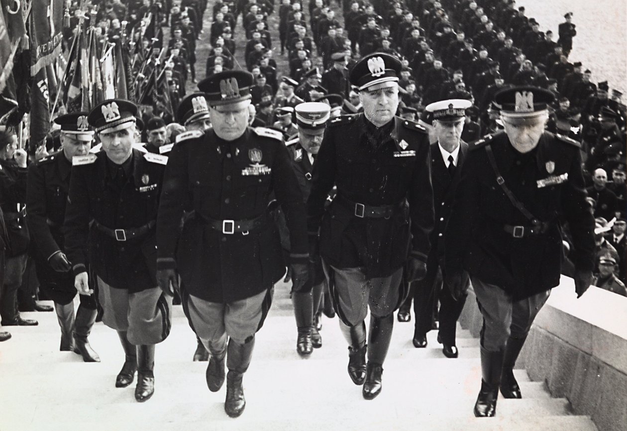 Mussolini vid en militärparad (s/v foto) av Achille Villani