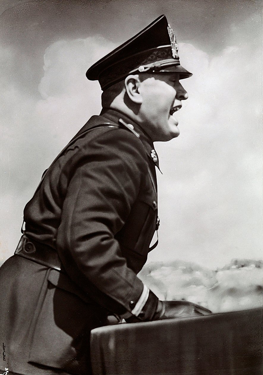 Mussolini håller ett tal (s/v foto) av Achille Villani