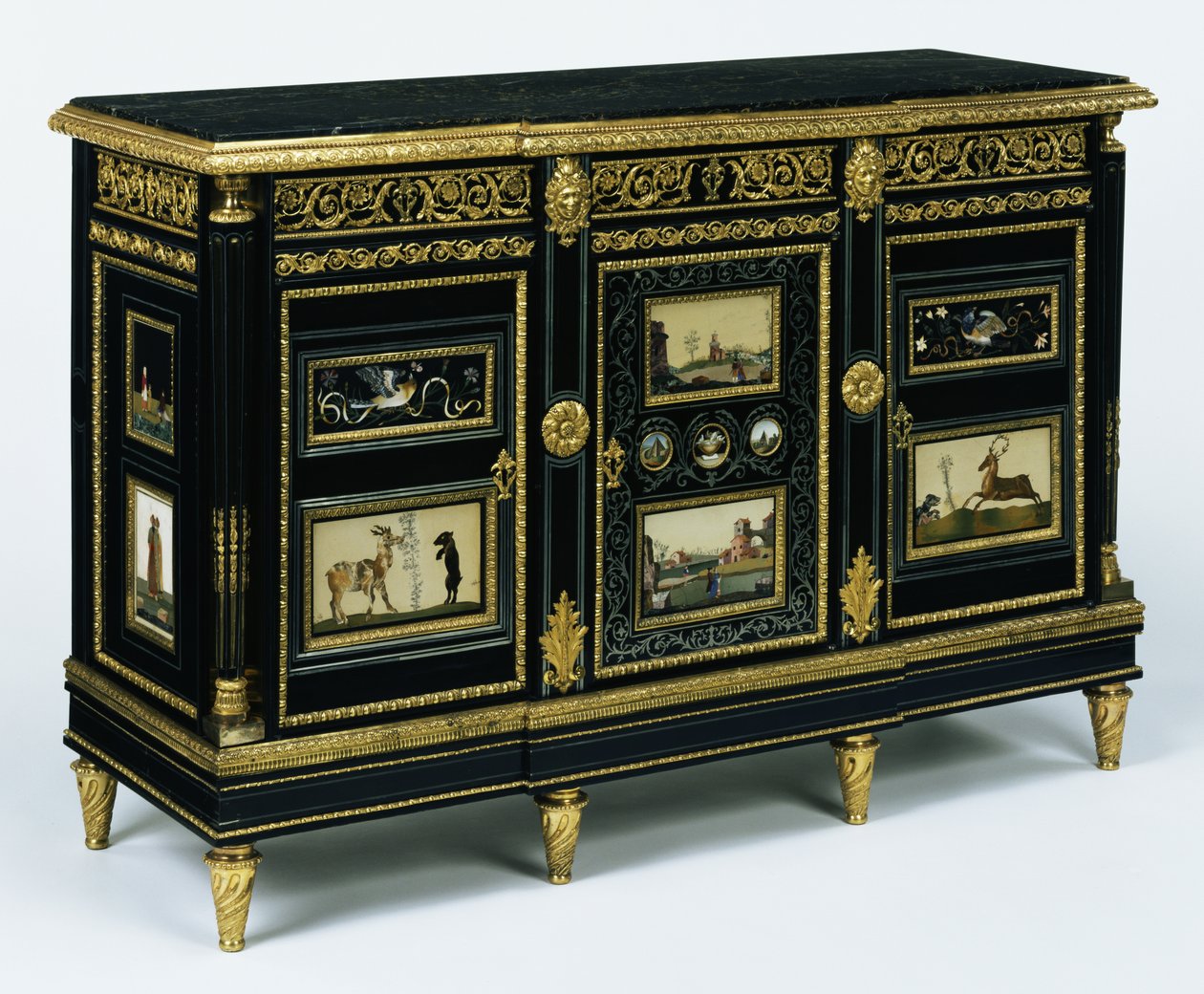 En av ett par skåp monterade med pietra dura-plattor från sent 1600-tal, ca 1785 (ek, furu och bok fanerad med ebenholts och mahogny) av Adam Weisweiler