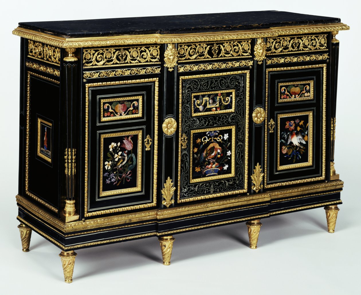 Ett av ett par skåp monterade med pietra dura-plattor från sent 1600-tal, ca 1810 (ek, furu och bok fanerad med ebenholts och mahogny) av Adam Weisweiler