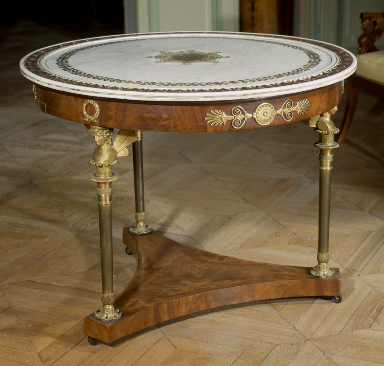 Art France Gueridon har en skiva i marmor målad runt 1800 - 1804 av Adam (attr. to) Weisweiler