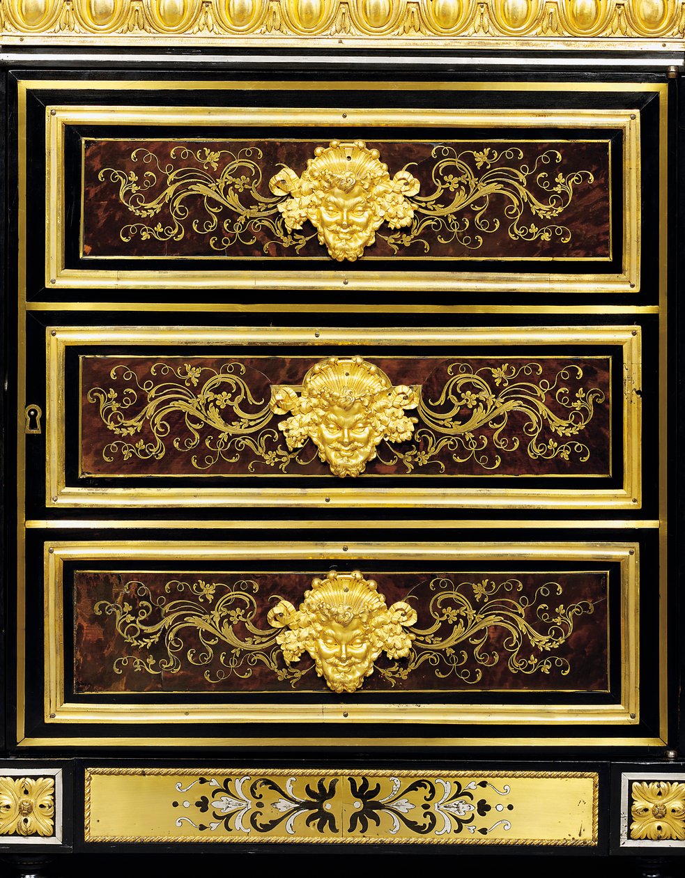 Detalj av ett sent Louis XVI ormolu-monterat sidoskåp i boulle intarsia av Adam (attr. to) Weisweiler