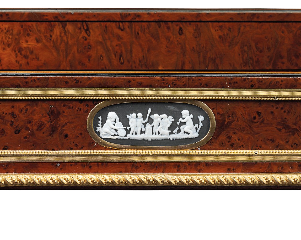 Sen Louis XVI ormolu och cameo-monterad burr idegran trä och mahogny bord travailleuse (ormolu, idegran och mahogny) av Adam Weisweiler