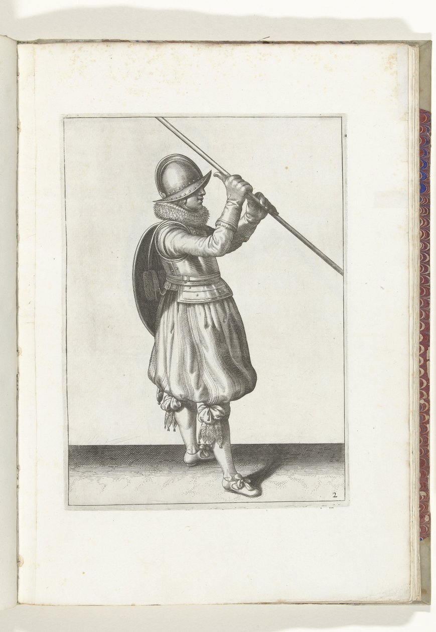 Övningen med sköld och spik: Soldaten med spiken vinklad i båda händerna och skölden på ryggen (nr 2), 1618 Nassausche Wapen-Handelinge, van Schilt, Spies, Rappier ende Targe: avbildad av figuren och poserad efter den nya ordningen [va av Adam van Breen