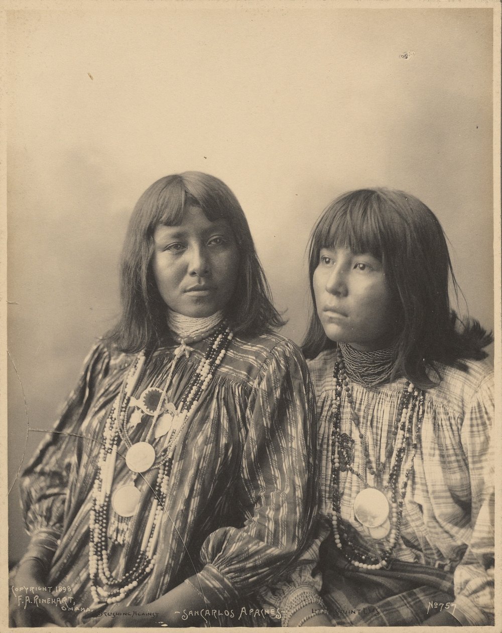 Borstning mot och små skelögda ögon, San Carlos Apaches av Adolph F. Muhr