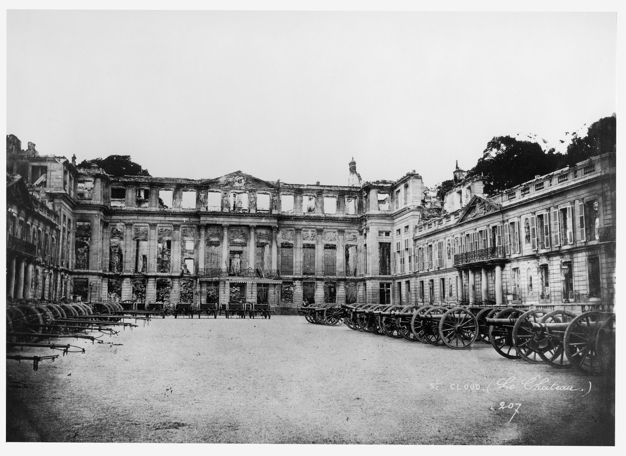 Kanoner på innergården i Chateau de Saint-Cloud, 1870-1881 av Adolphe Giraudon