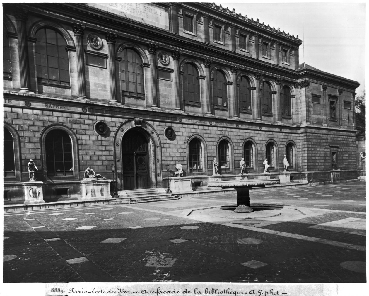Fasaden till biblioteket vid Ecole Nationale Superieure des Beaux-Arts, Palais des Etudes, ca 1890-99 av Adolphe Giraudon