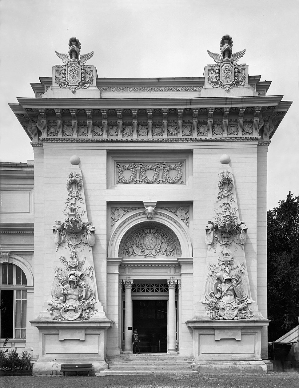 Porten till militärutställningen på världsutställningen, Paris, 1889 av Adolphe Giraudon