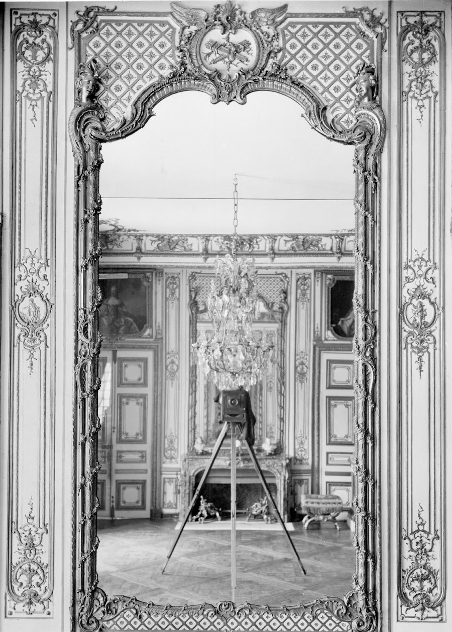 Fotografi av en spegel på slottet Versailles med en reflektion av Giraudons kamera, ca 1890 av Adolphe Giraudon