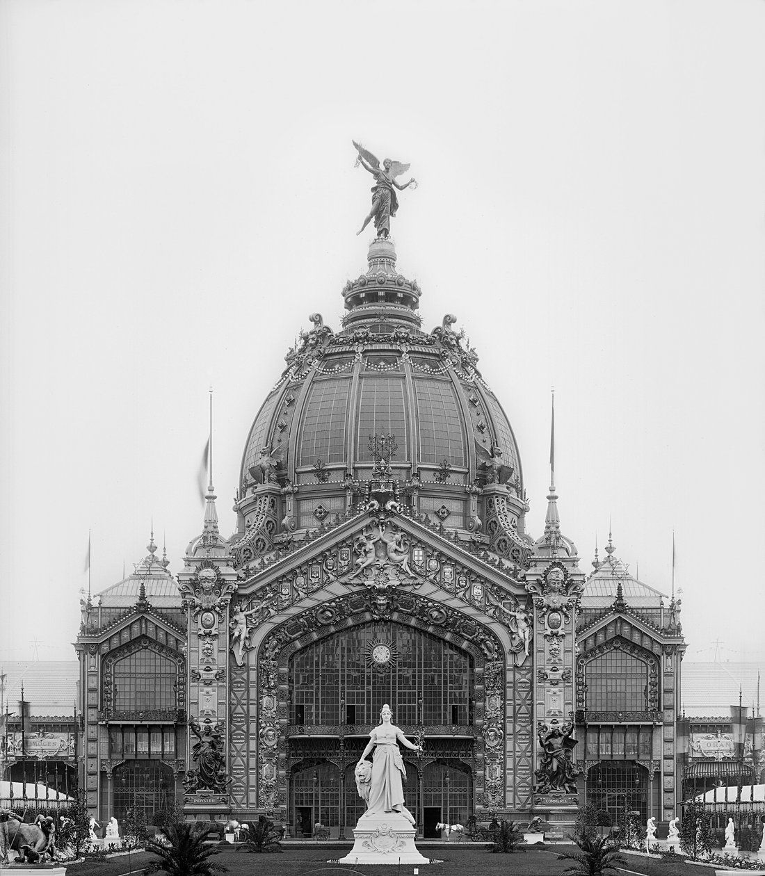Utsikt över den centrala kupolen, universell utställning, Paris, 1889 av Adolphe Giraudon