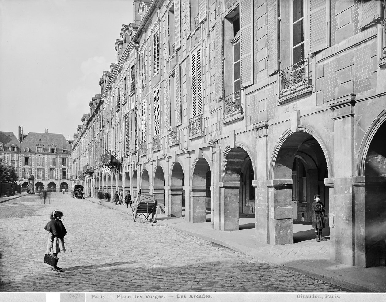 Utsikt över arkaden Place des Vosges, ca 1890-99 av Adolphe Giraudon
