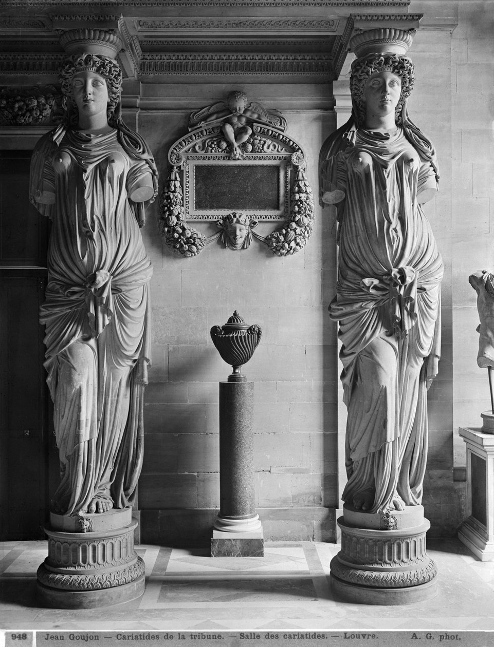 Mtazamo wa caryatids mbili kutoka Tribune ya Caryatids katika Jumba la Makumbusho la Louvre, mwishoni mwa karne ya 19 (ona pia 279790 hadi 279793, 279795) swed av Adolphe Giraudon