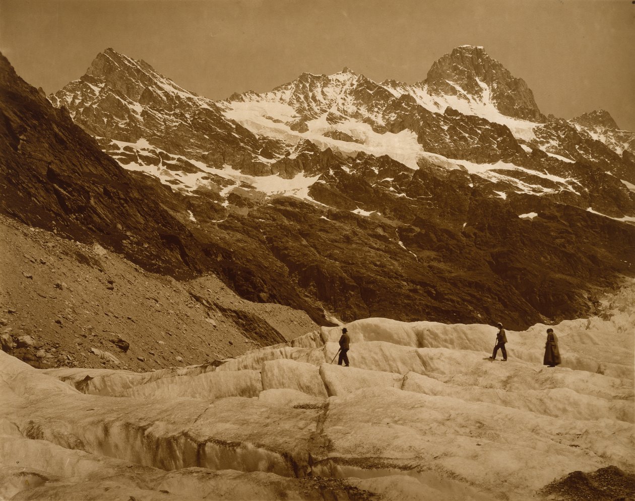 Alpinlandskap, Tre vandrare på en glaciär, 1860-talet (koltryck) av Adolphe Braun