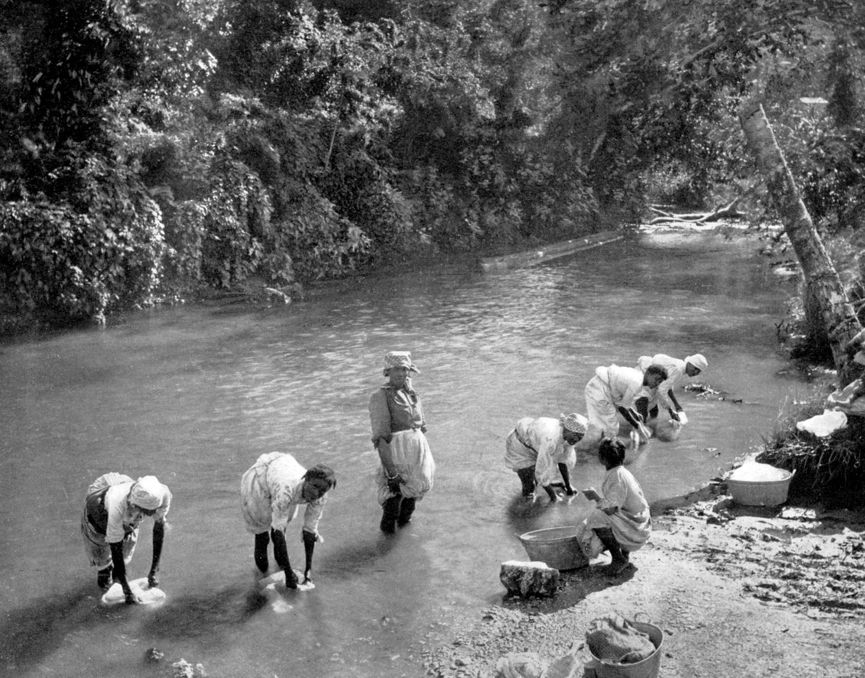 Kvinnor som tvättar kläder i floden, Port Antonio, Jamaica, c1905 av Adolphe Duperly and Son