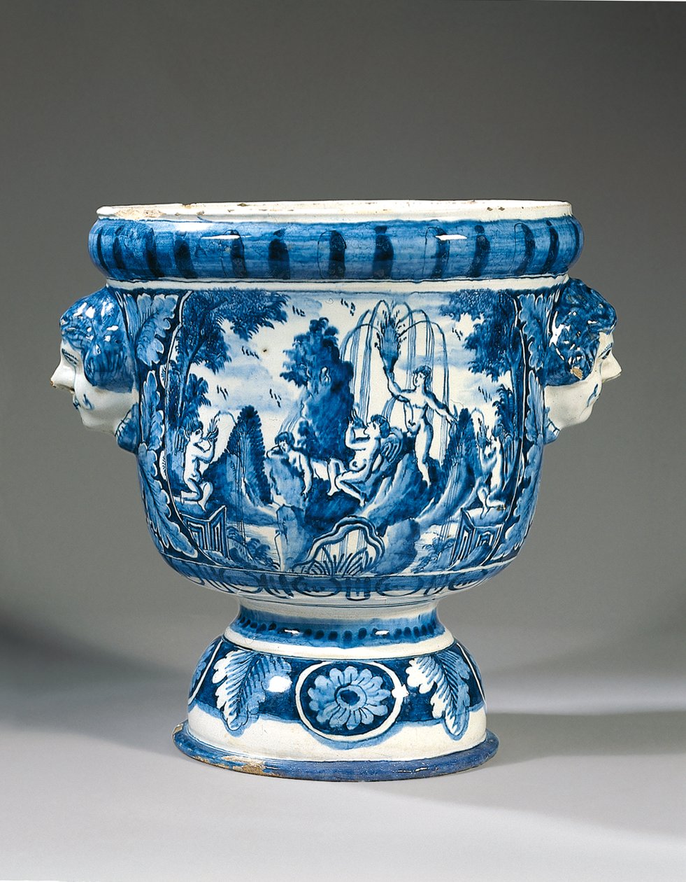 Delft blå och vit tvåskaft mytologisk piedestal trädgårdsurna av Adriaen (fl.1868 d.1701) (attr.to) Kocks