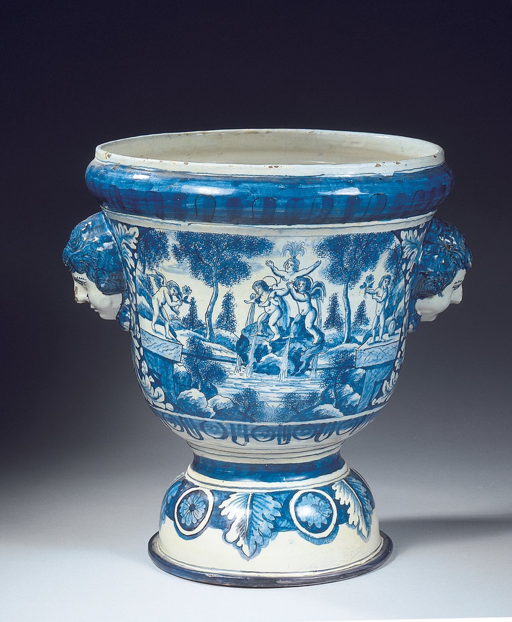 Stor Delfts blå och vit mytologisk trädgårdsurna i barockstil, ca 1700 (keramik) av Adriaen (fl.1868 d.1701) (attr.to) Kocks