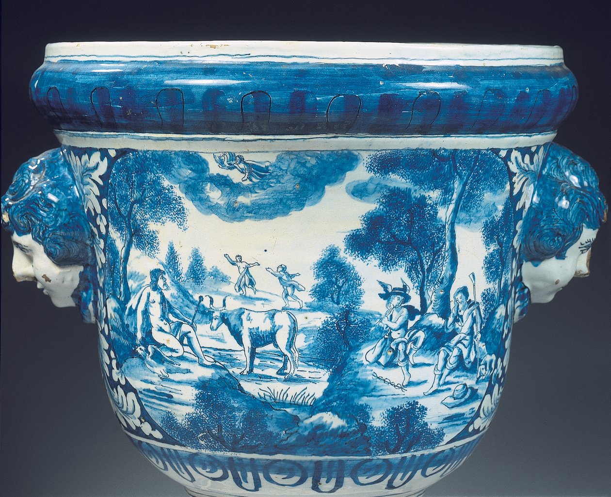 Omvänd detalj av stor Delft blå och vit mytologisk trädgårdsurna i barockstil, ca 1700 (keramik) av Adriaen (fl.1868 d.1701) (attr.to) Kocks