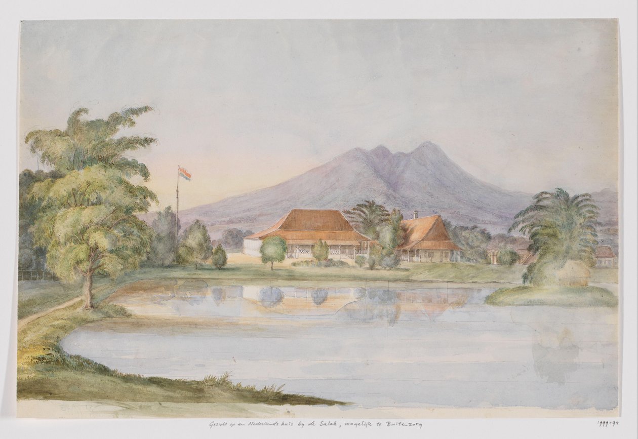 Vy över ett hus med en holländsk flagga och damm mot ett berg, västra Java av Adrianus Johannes Bik